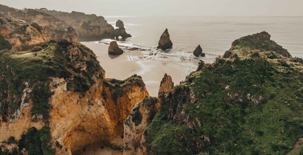 Falaises dorées et plage de sable fin en Algarve, Portugal