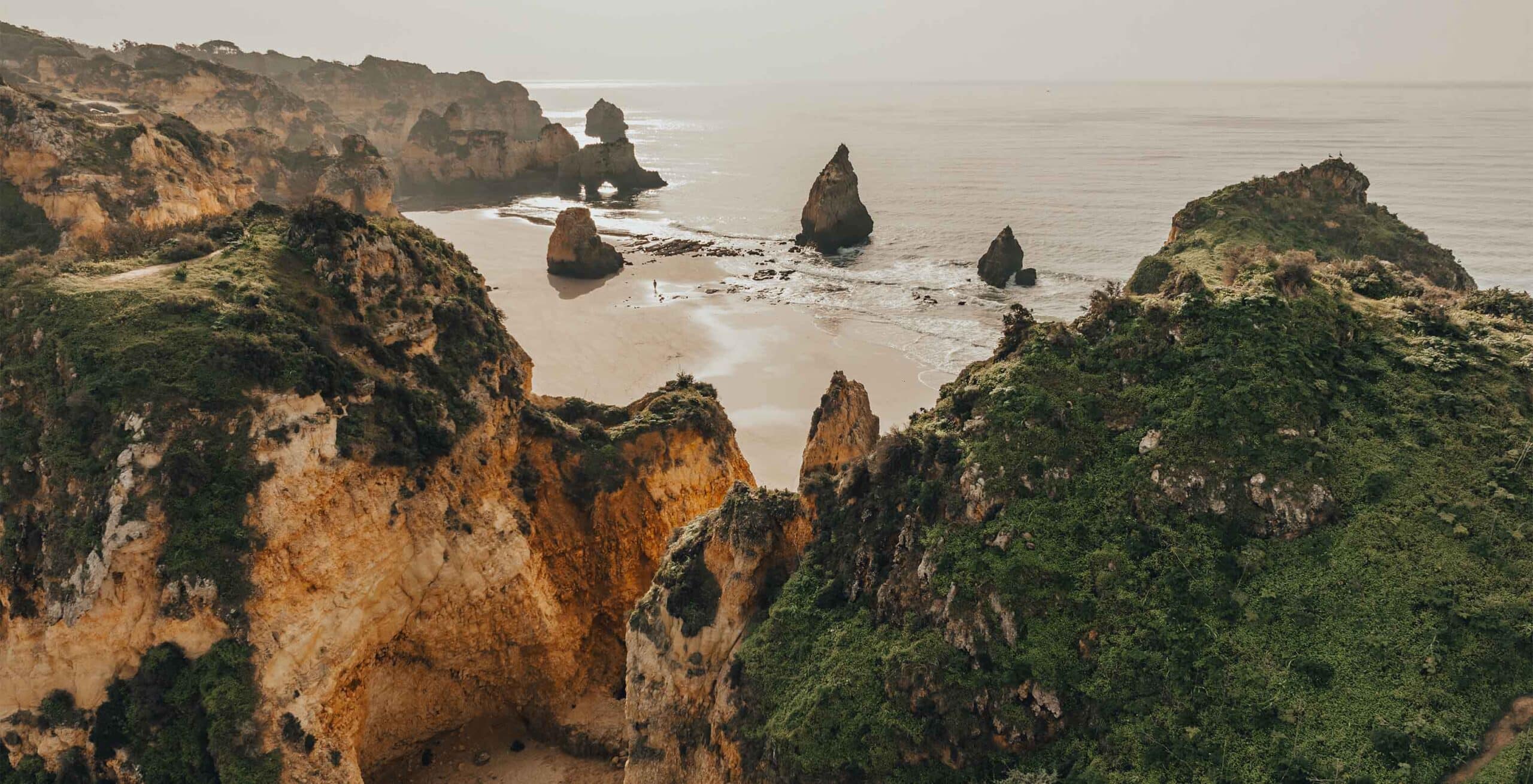 http://Falaises%20dorées%20et%20plage%20de%20sable%20fin%20en%20Algarve,%20Portugal