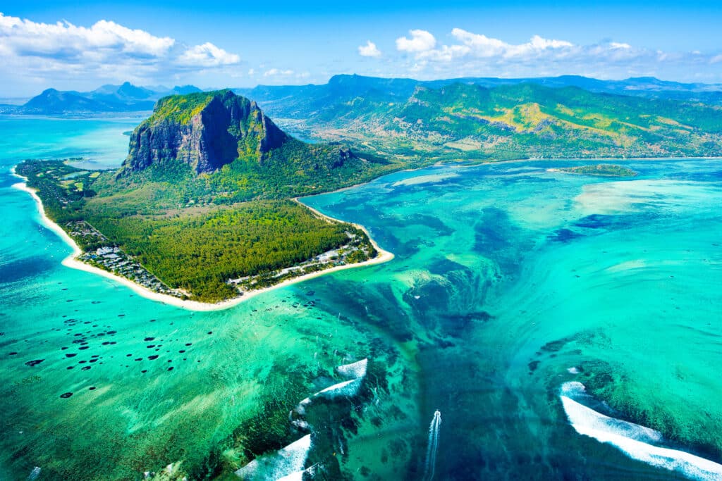 Le Morne Brabant vu du ciel, entouré de plages de sable blanc et de lagons turquoise