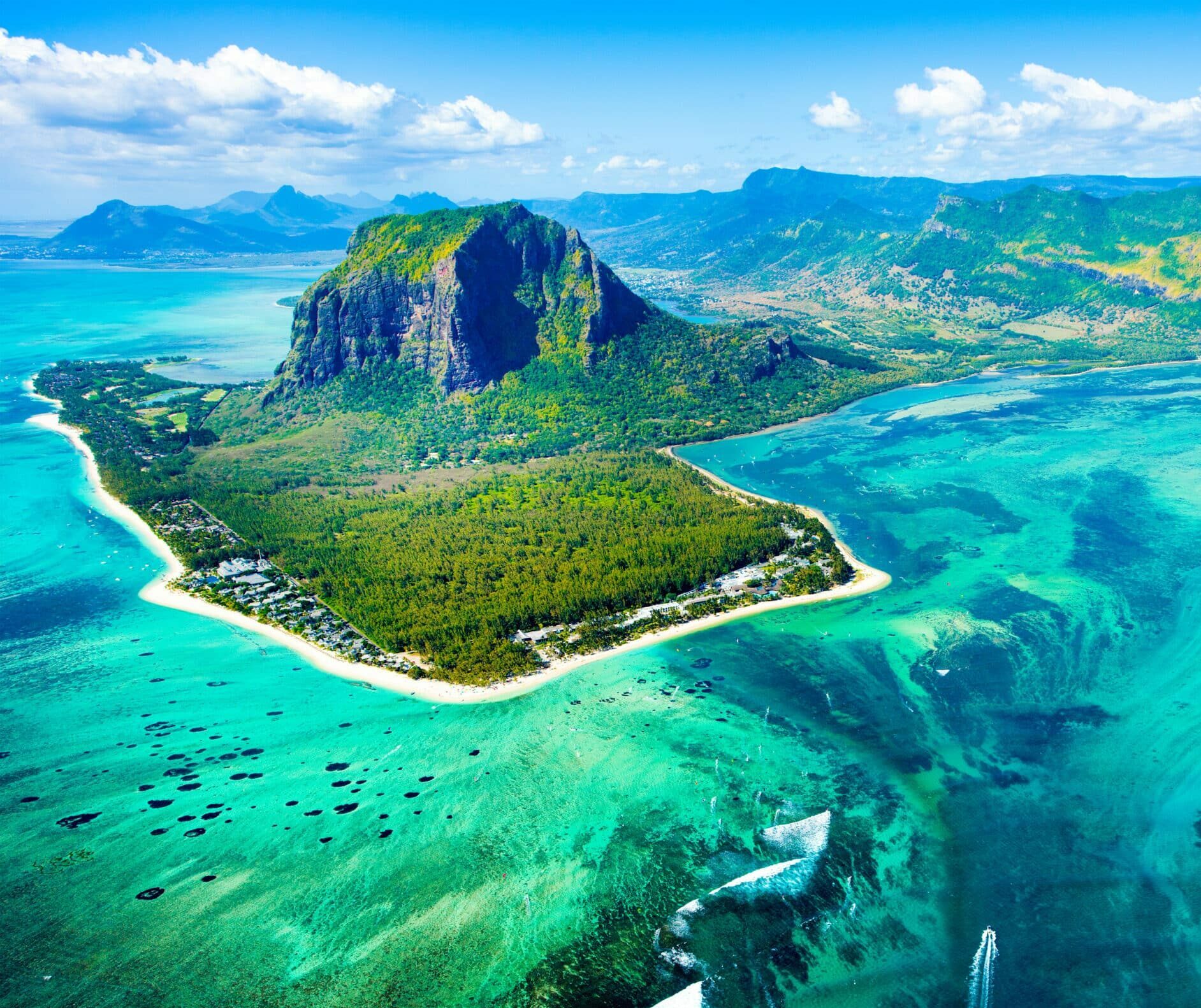 http://Le%20Morne%20Brabant%20vu%20du%20ciel,%20entouré%20de%20plages%20de%20sable%20blanc%20et%20de%20lagons%20turquoise