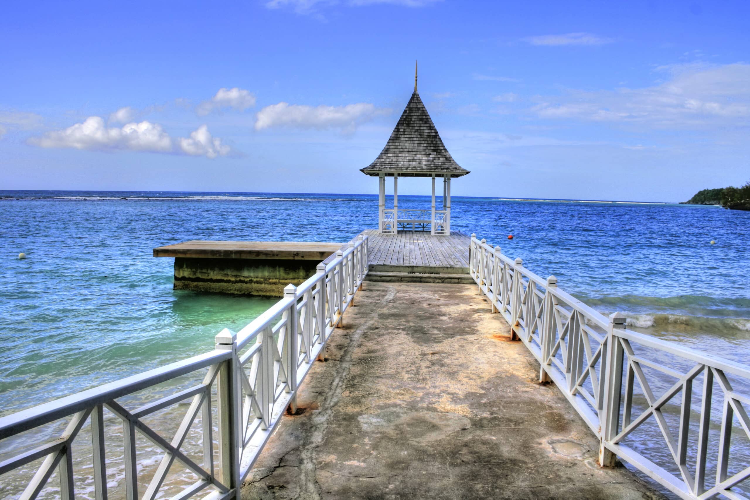 Pier de Montego Bay en Jamaïque avec la mer turquoise des Caraïbes