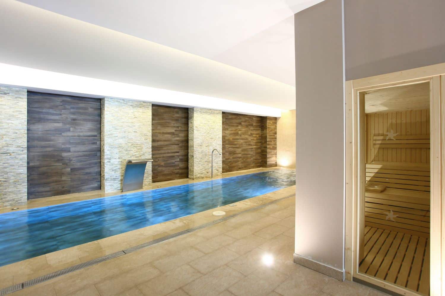 http://Piscine%20intérieure%20et%20cabine%20sauna%20dans%20l’espace%20bien-être%20de%20l’Iberostar%20Cala%20Millor