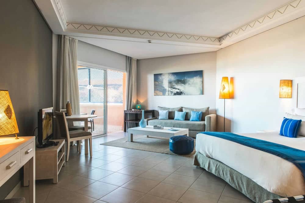 http://Suite%20d’hôtel%20moderne%20avec%20coin%20salon,%20espace%20de%20travail%20et%20balcon%20privé.