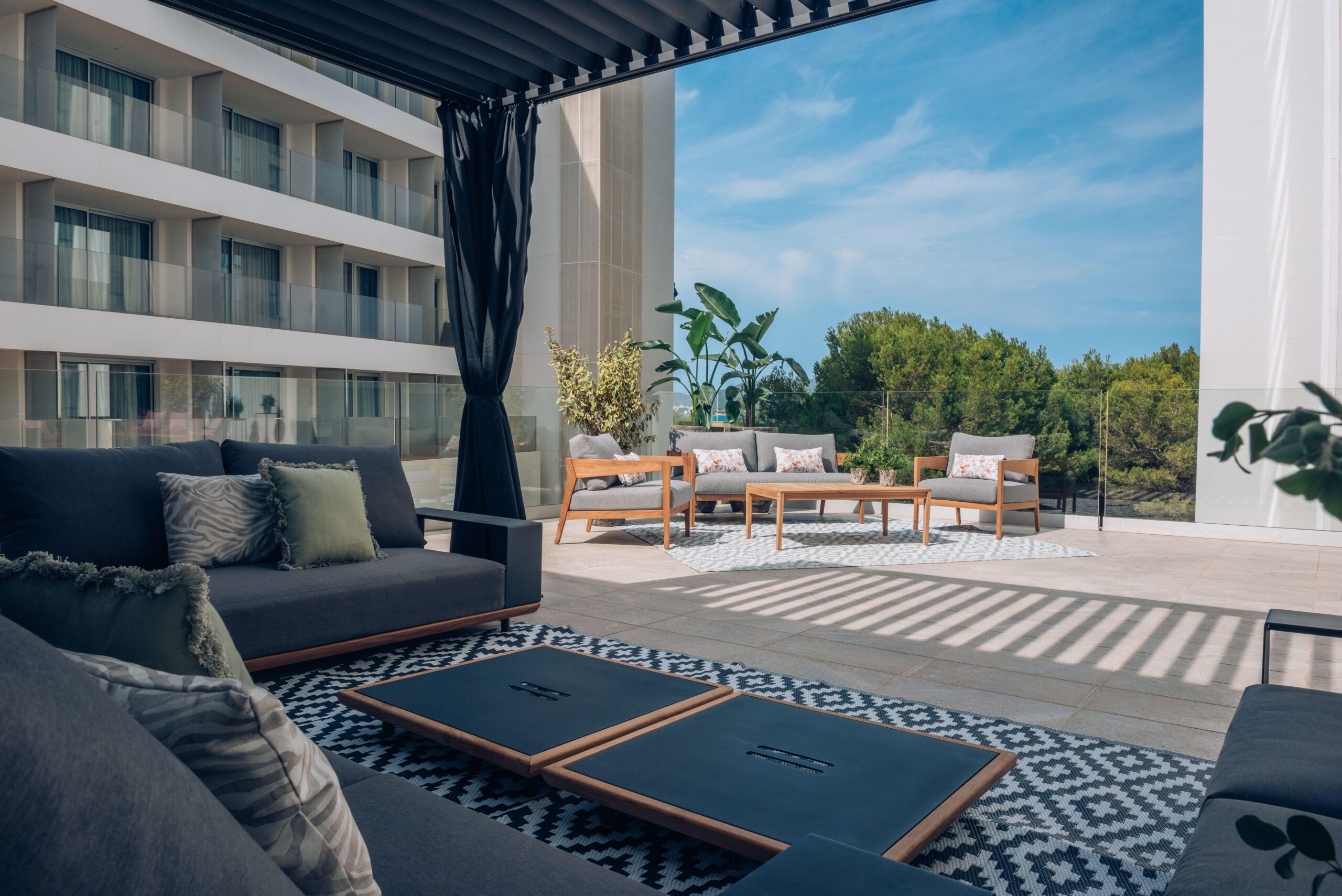 http://Espace%20lounge%20extérieur%20avec%20mobilier%20moderne%20et%20vue%20sur%20les%20jardins%20à%20l'hôtel%20Iberostar%20Cala%20Millor