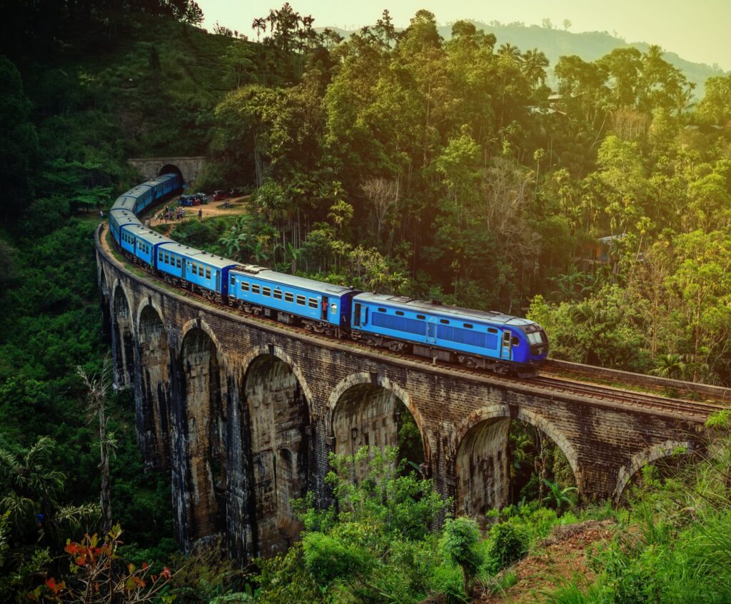 Train bleu traversant le viaduc des Neuf Arches dans la jungle sri-lankaise