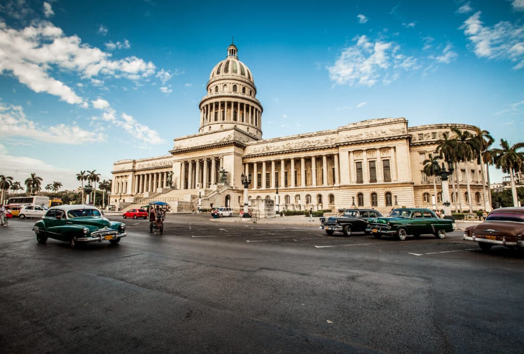 Capitole emblématique de La Havane avec voitures américaines anciennes au premier plan