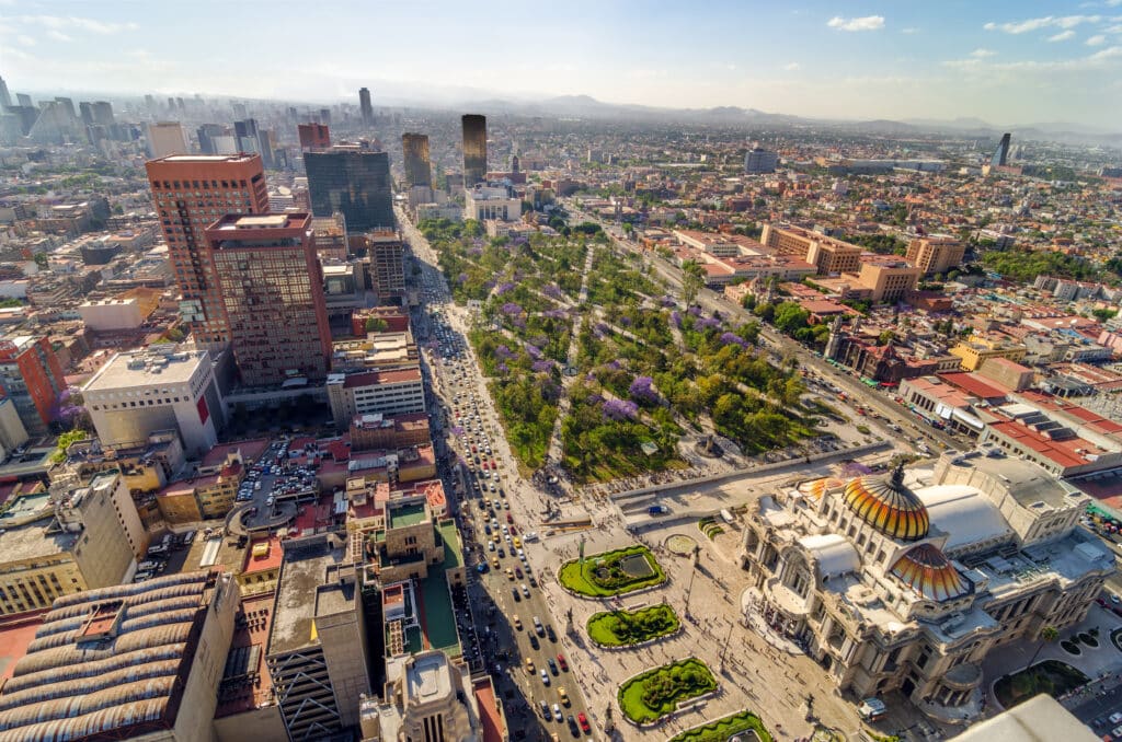 Vue panoramique sur Mexico avec le Palais des Beaux-Arts et les grands axes urbains