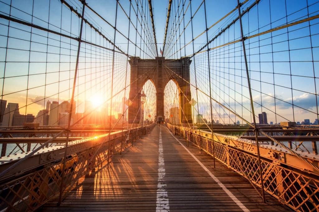 Coucher de soleil sur le Brooklyn Bridge à New York vu depuis la passerelle piétonne