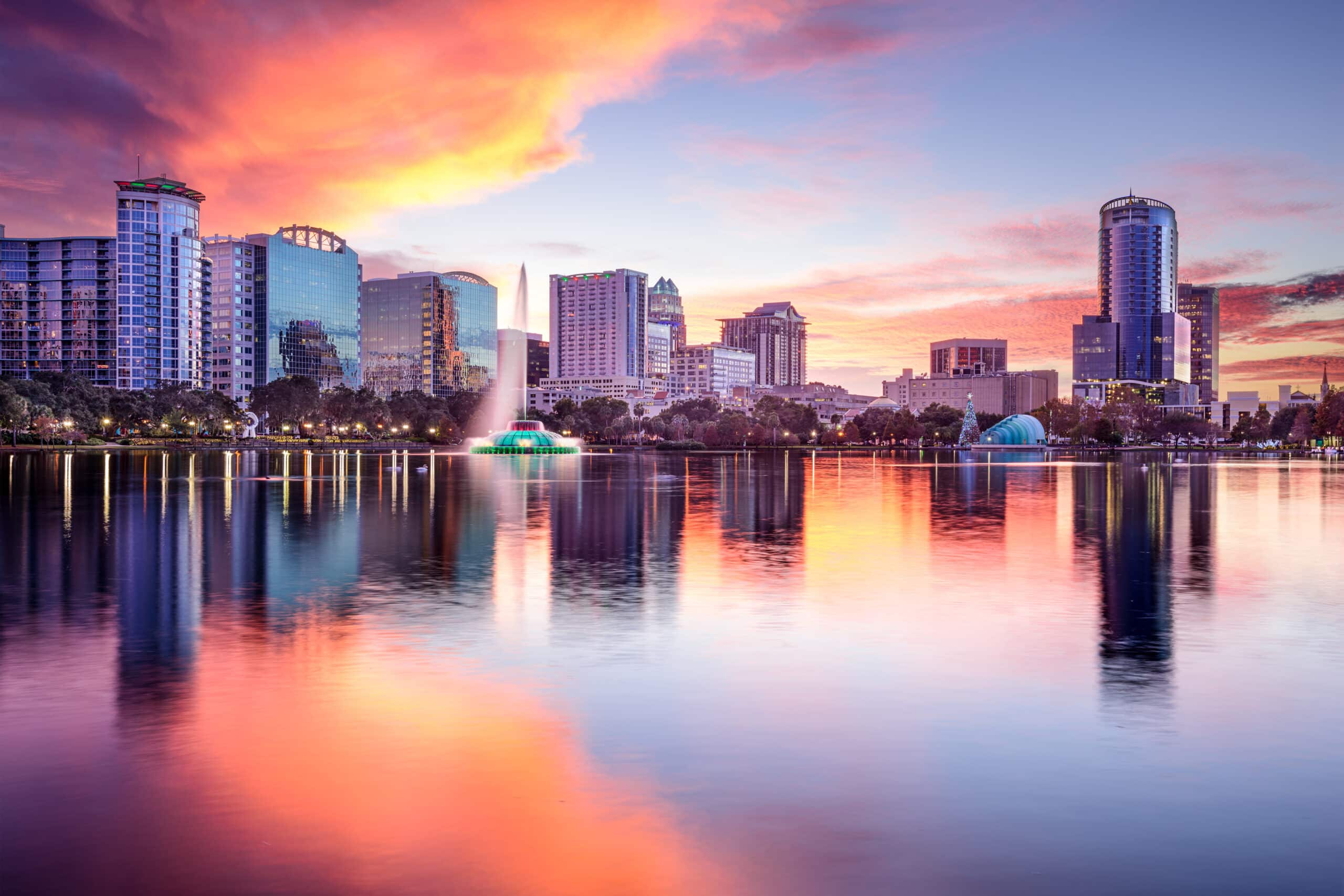 http://Reflets%20du%20coucher%20de%20soleil%20sur%20le%20lac%20Eola%20à%20Orlando%20avec%20gratte-ciel%20en%20arrière-plan