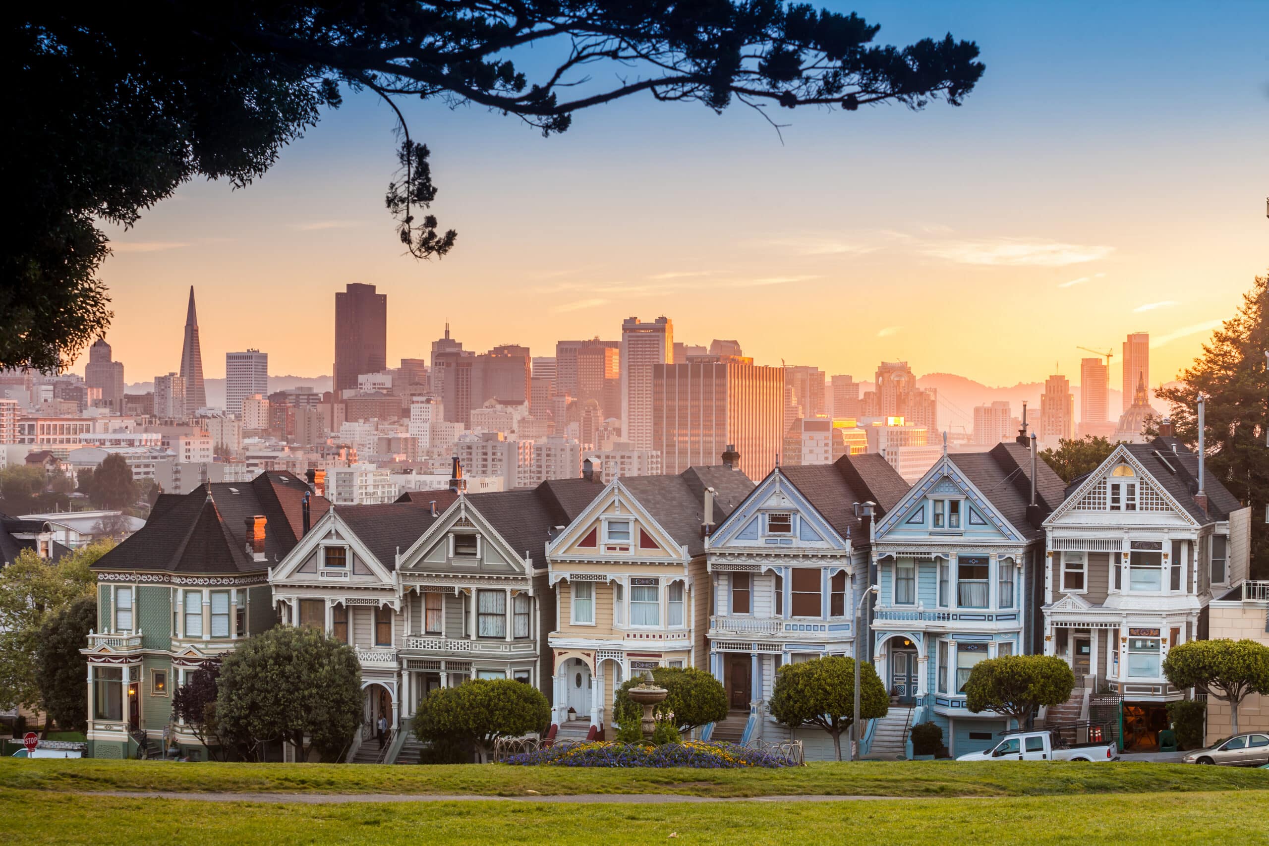 http://Maisons%20victoriennes%20Painted%20Ladies%20à%20San%20Francisco%20avec%20la%20skyline%20au%20coucher%20du%20soleil