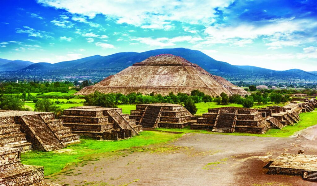 Pyramide du Soleil à Teotihuacan avec ruines précolombiennes en avant-plan