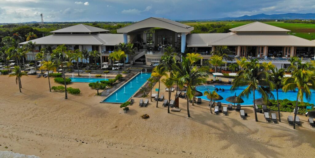 Vue aérienne d’un hôtel de luxe en bord de mer à l’île Maurice
