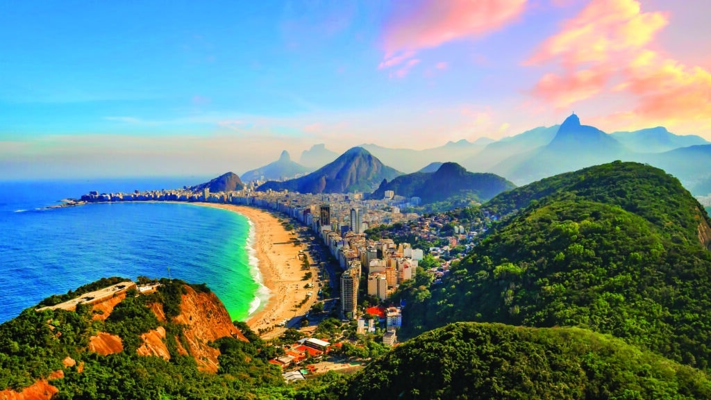 Vue aérienne de Rio de Janeiro avec la plage de Copacabana et les montagnes environnantes