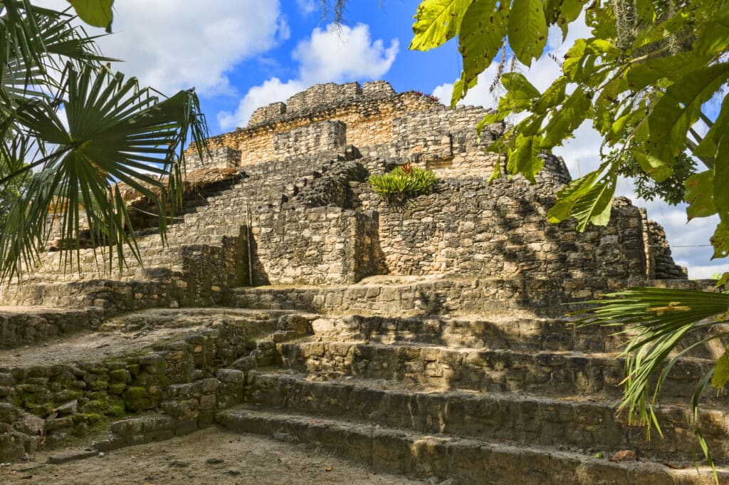 Site archéologique maya à Costa Maya avec pyramide en pierre entourée de jungle tropicale