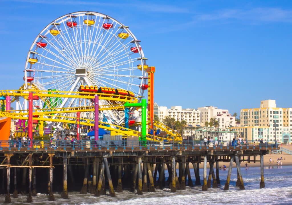 Vue colorée de la jetée de Santa Monica avec sa grande roue emblématique en Californie.