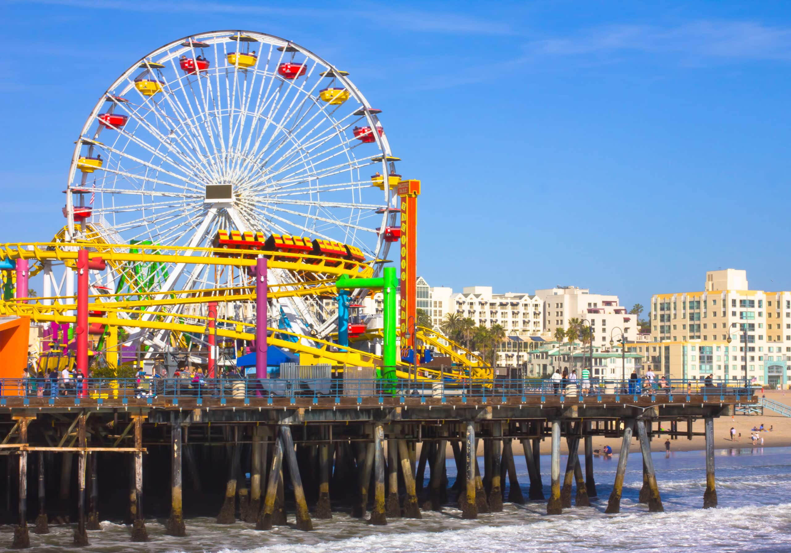 http://Vue%20colorée%20de%20la%20jetée%20de%20Santa%20Monica%20avec%20sa%20grande%20roue%20emblématique%20en%20Californie.