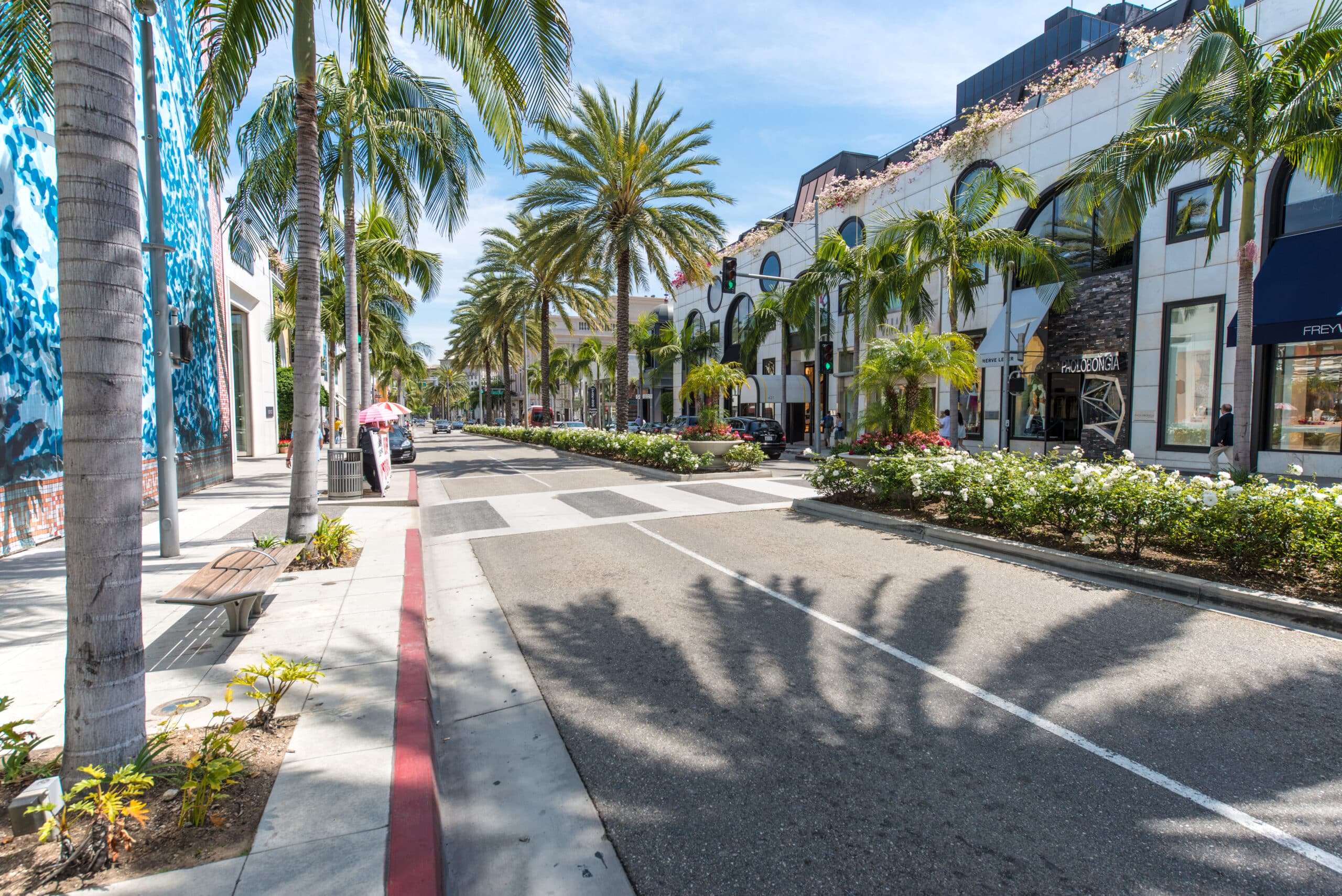 http://Rue%20commerçante%20bordée%20de%20palmiers%20à%20Beverly%20Hills,%20symbole%20du%20luxe%20californien.