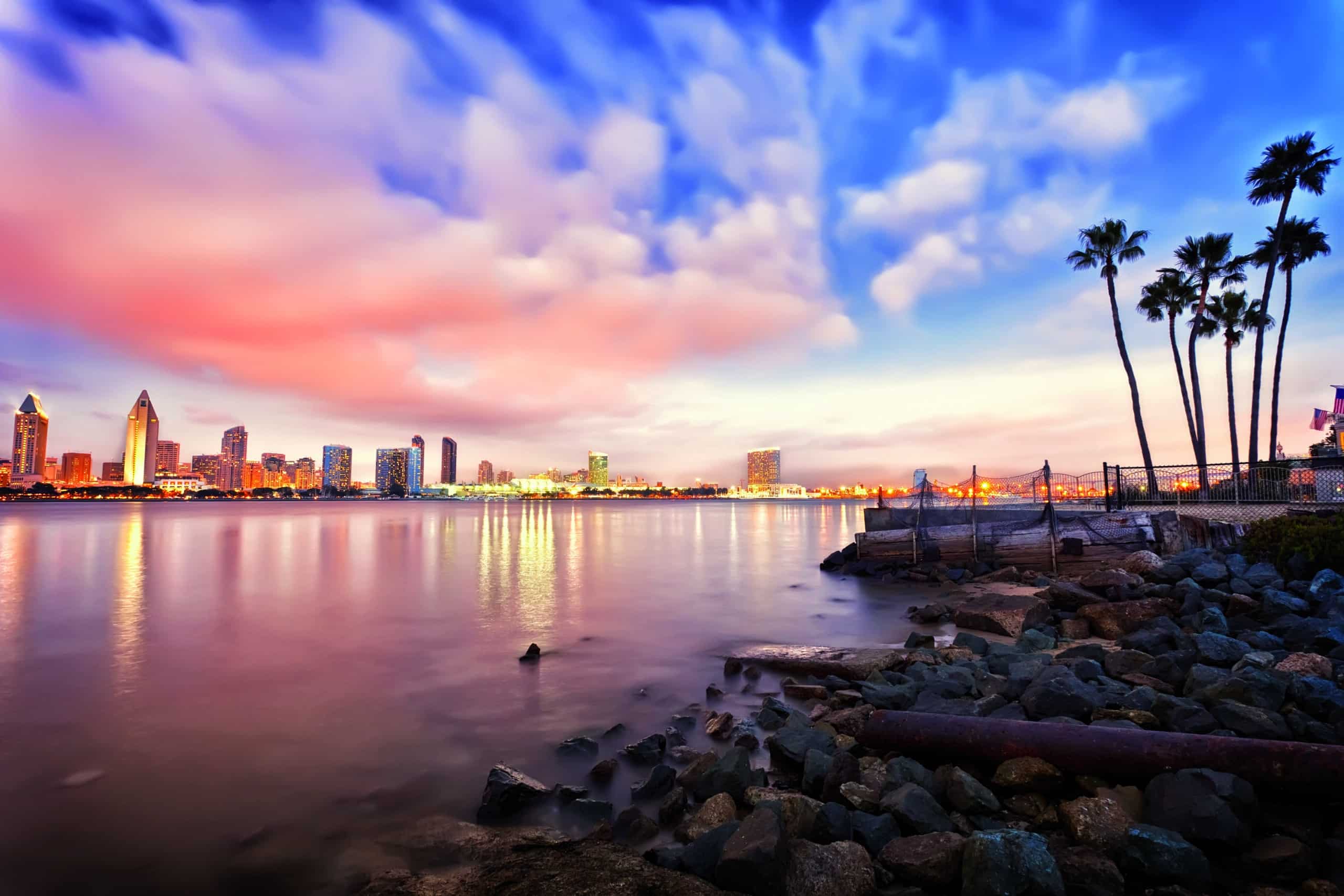 http://Vue%20panoramique%20de%20la%20skyline%20de%20San%20Diego%20avec%20reflets%20sur%20la%20baie%20au%20crépuscule.