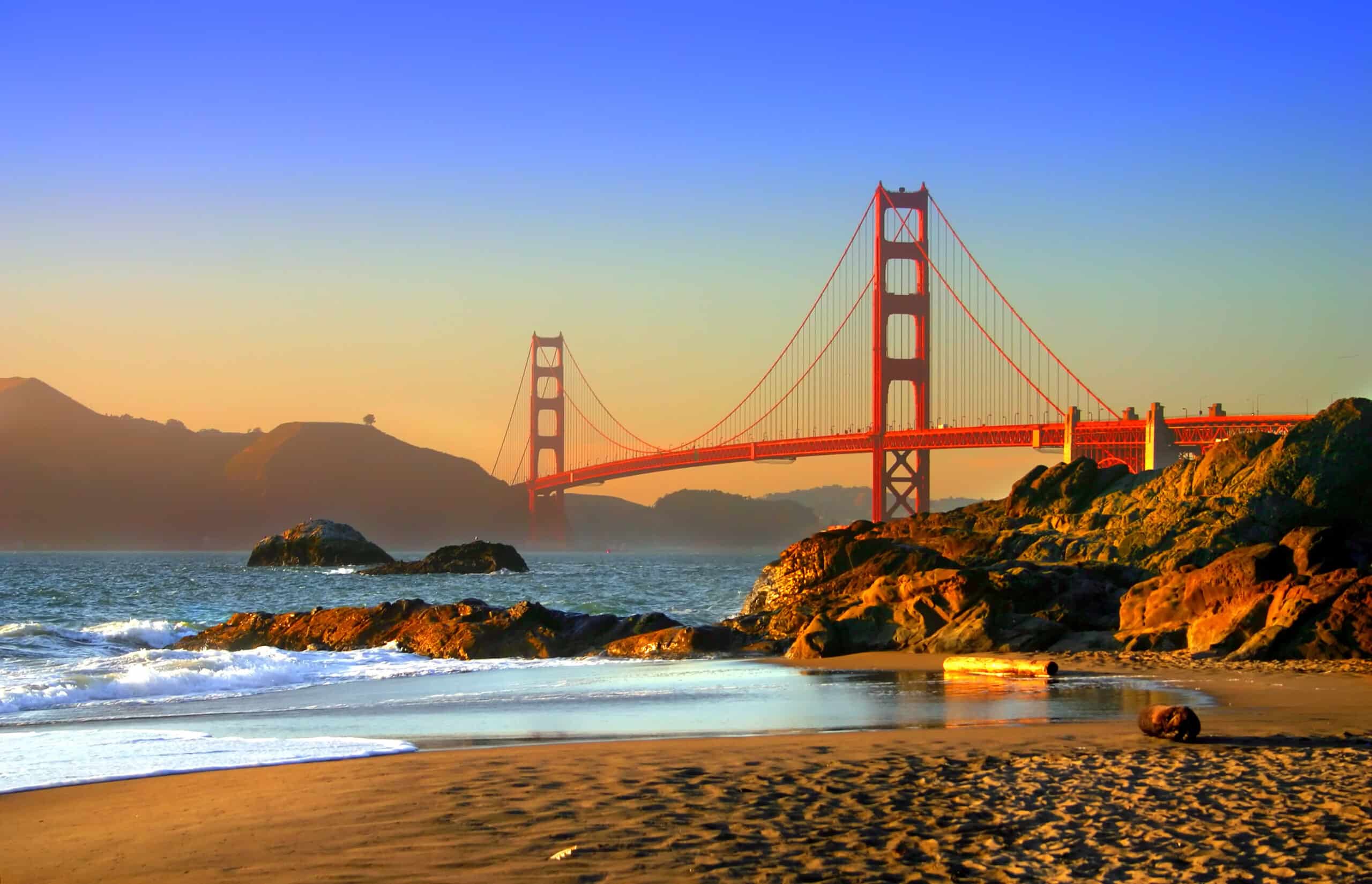 http://Pont%20du%20Golden%20Gate%20à%20San%20Francisco%20illuminé%20par%20les%20couleurs%20chaudes%20du%20coucher%20du%20soleil.