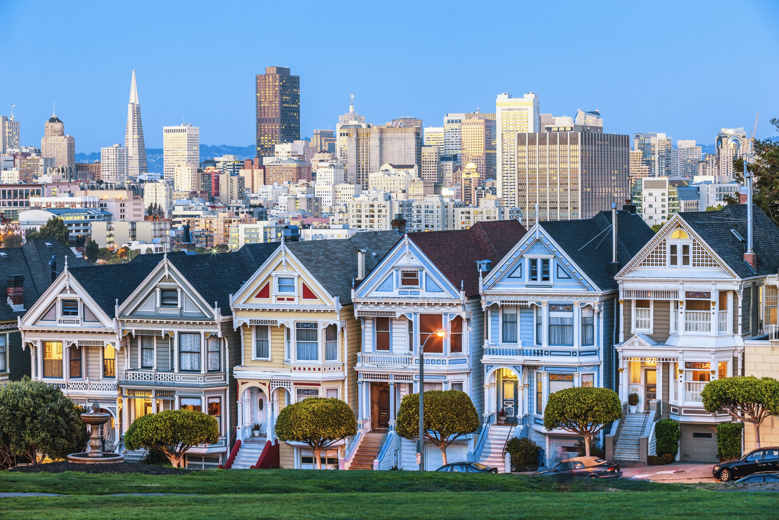 http://Maisons%20victoriennes%20Painted%20Ladies%20devant%20les%20gratte-ciel%20de%20San%20Francisco.