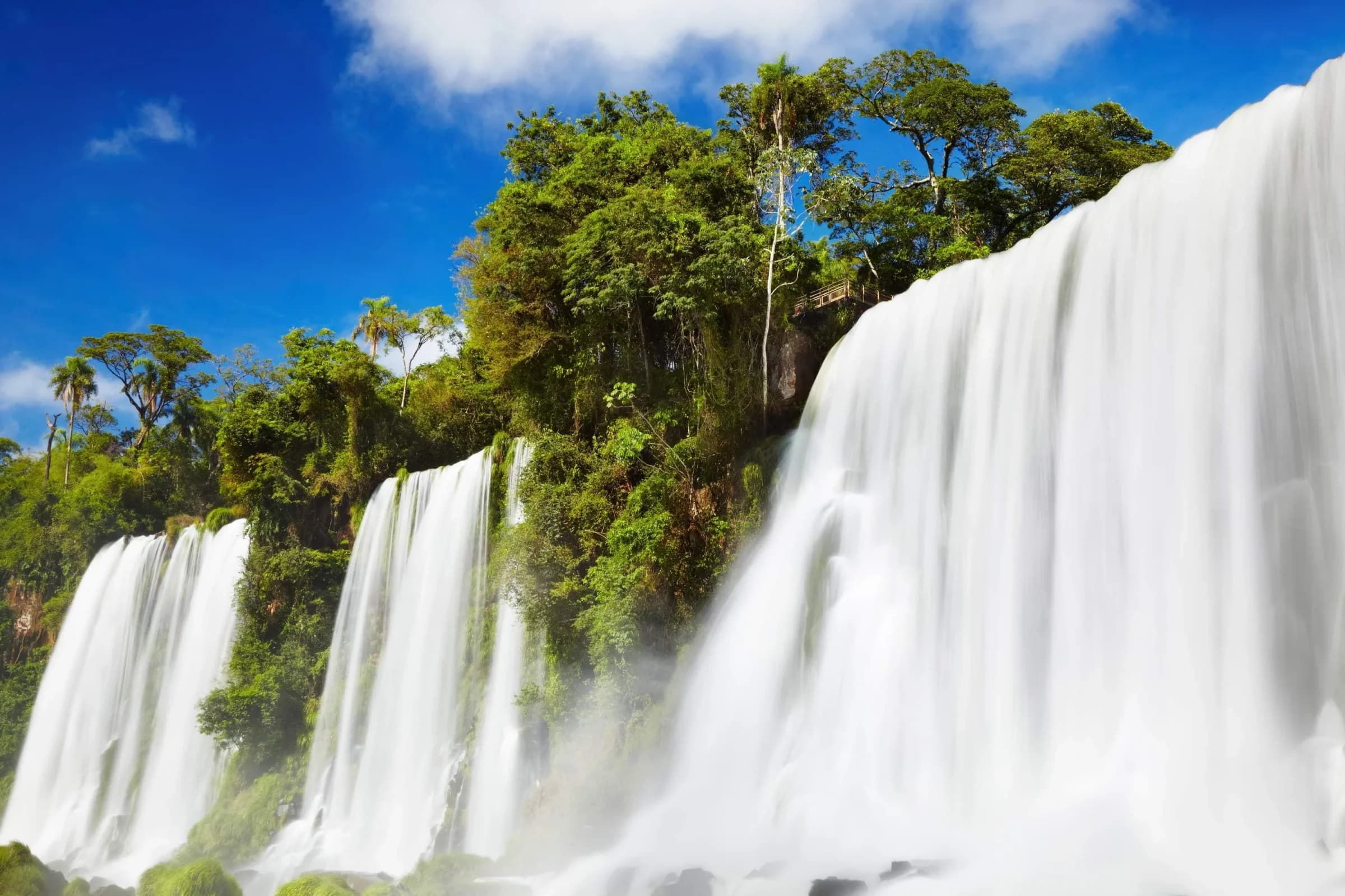 http://Vue%20spectaculaire%20des%20chutes%20d’Iguazú%20entourées%20de%20forêt%20tropicale