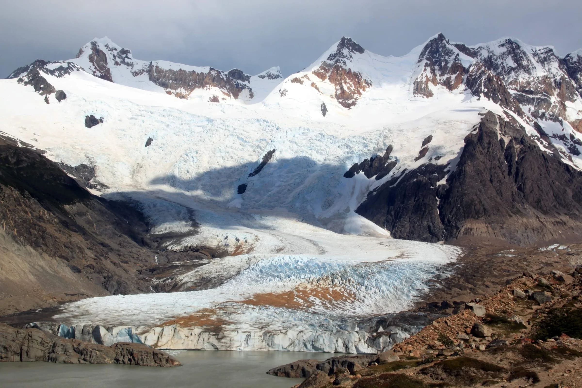 http://Glacier%20entouré%20de%20montagnes%20enneigées%20dans%20un%20paysage%20sauvage
