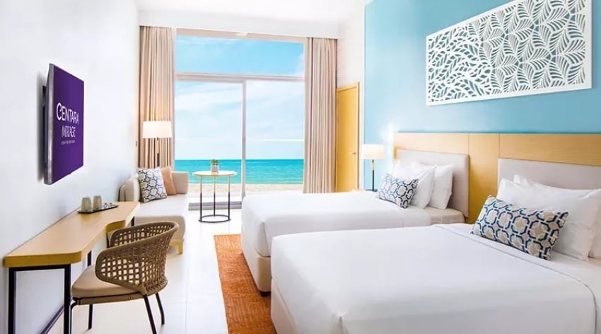 http://Chambre%20d’hôtel%20lumineuse%20avec%20deux%20lits%20et%20vue%20mer%20panoramique