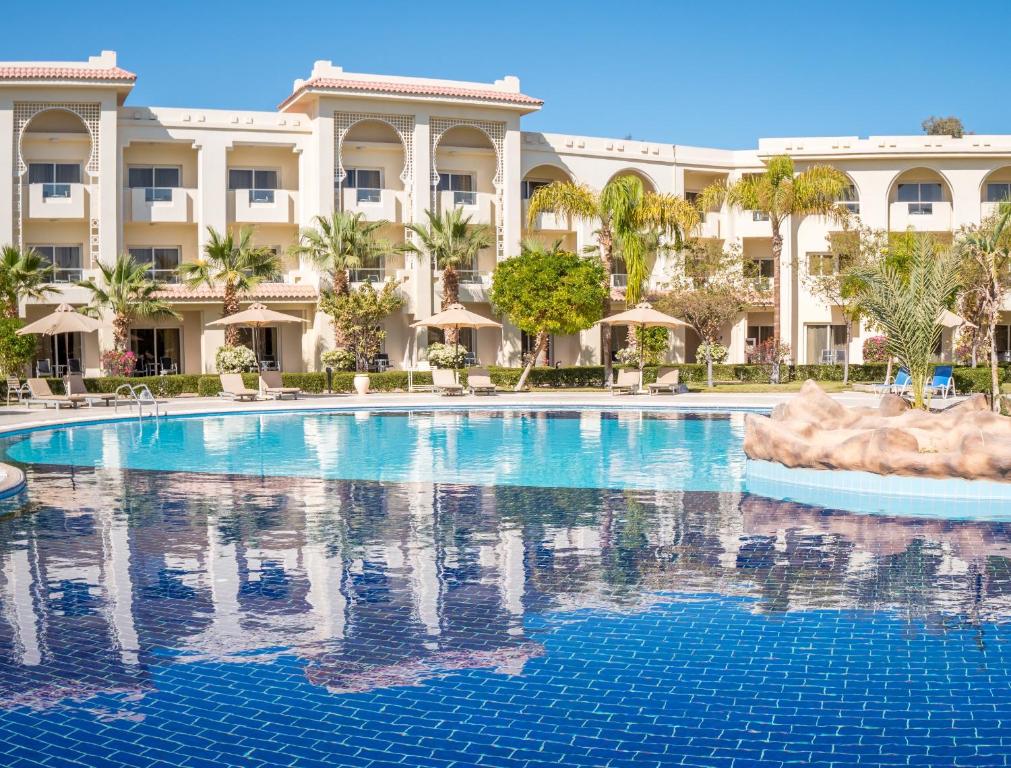 http://Piscine%20calme%20devant%20les%20chambres%20avec%20balcons%20et%20palmiers
