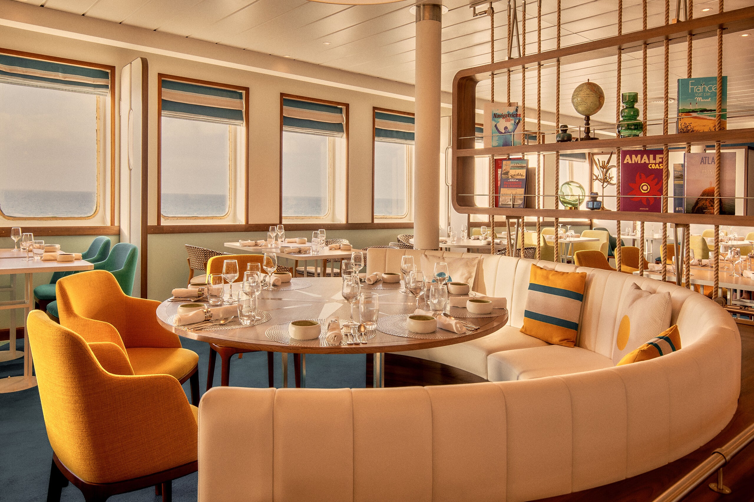 http://Restaurant%20buffet%20élégant%20à%20bord%20d’un%20navire%20de%20croisière