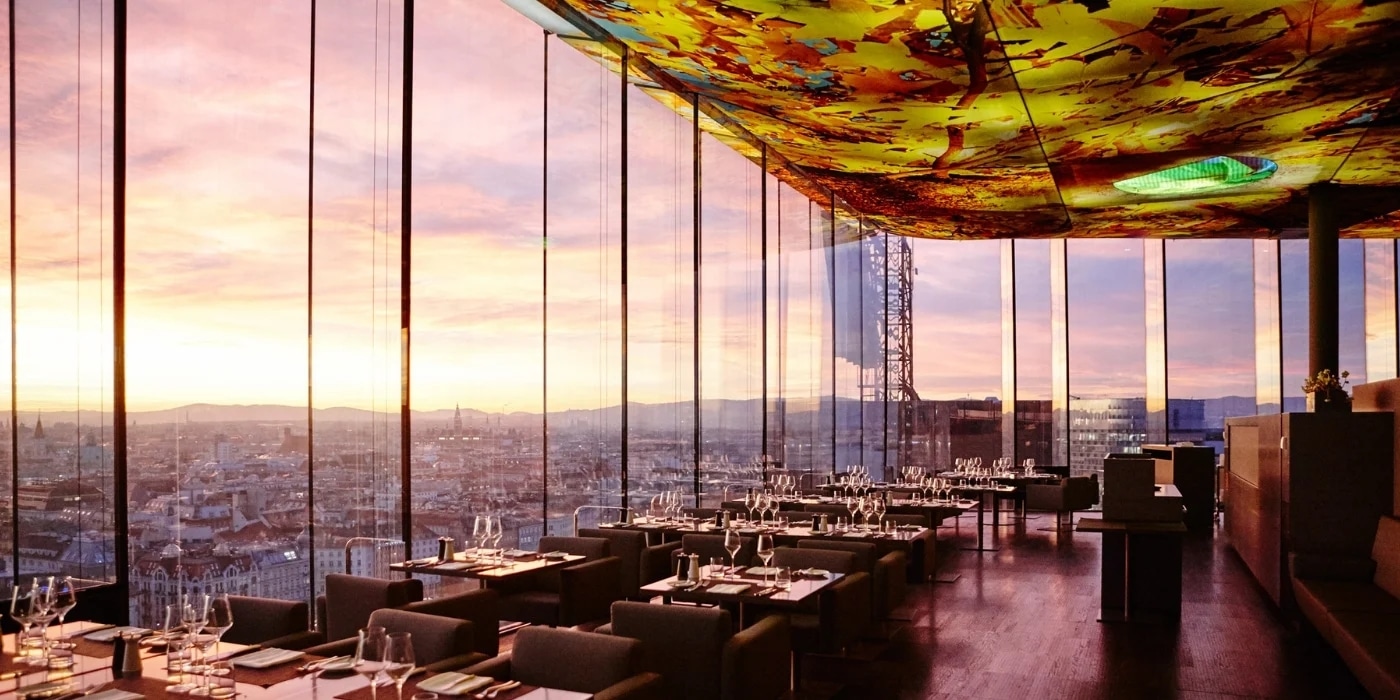 http://Restaurant%20vitré%20avec%20vue%20panoramique%20sur%20Vienne%20au%20coucher%20du%20soleil