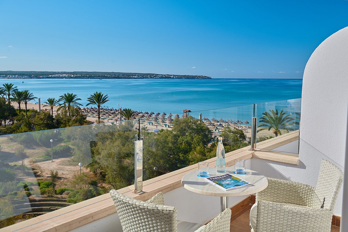 http://Vue%20panoramique%20sur%20la%20plage%20et%20la%20mer%20Méditerranée%20depuis%20le%20balcon%20d’un%20hôtel