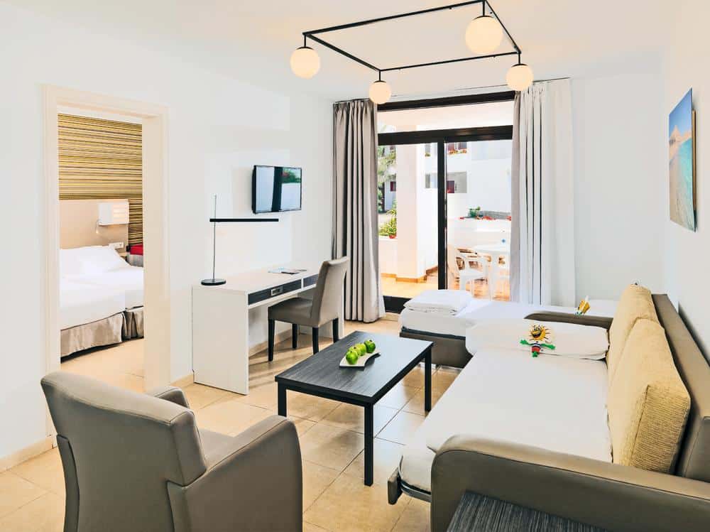 http://Suite%20d’hôtel%20familiale%20avec%20chambre,%20salon,%20balcon%20et%20mobilier%20moderne.