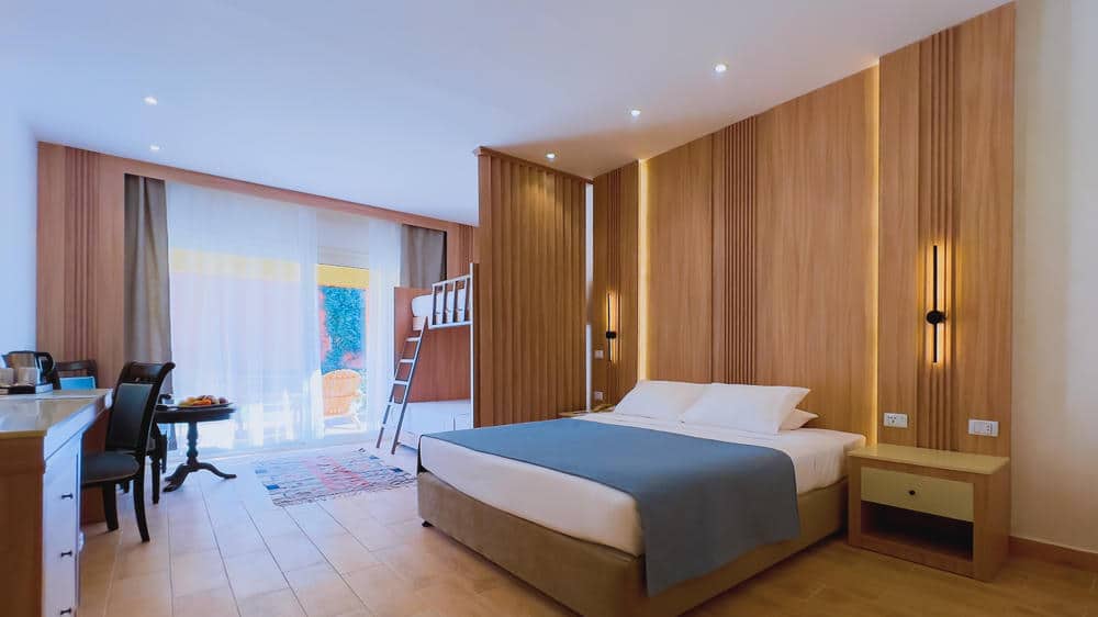 http://Chambre%20d’hôtel%20avec%20lit%20double,%20lits%20superposés,%20bureau%20et%20terrasse