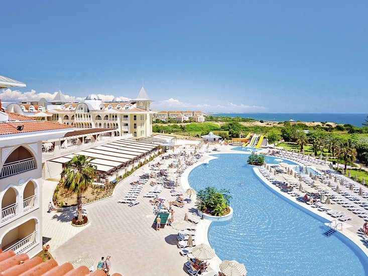 http://Vue%20panoramique%20sur%20un%20complexe%20hôtelier%20avec%20grande%20piscine%20et%20toboggans%20en%20bord%20de%20mer