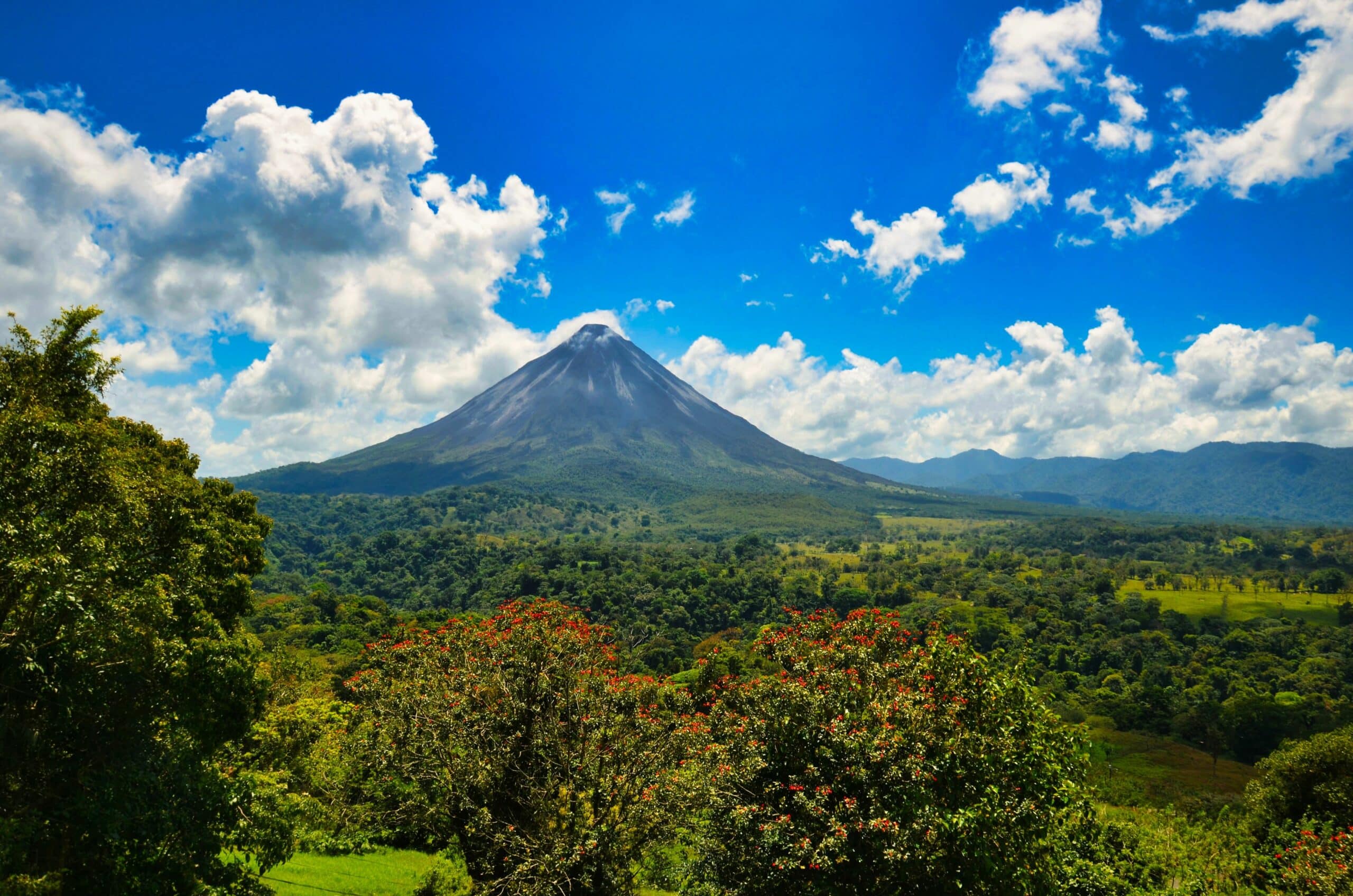 http://Vue%20panoramique%20sur%20le%20volcan%20Arenal%20et%20la%20forêt%20tropicale%20au%20Costa%20Rica
