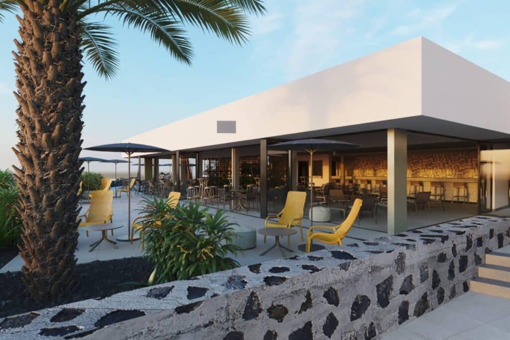 Terrasse de restaurant moderne avec mobilier extérieur, parasols et végétation tropicale.