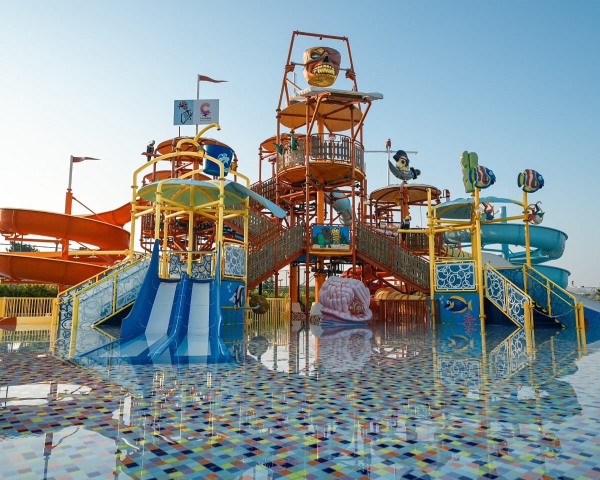 http://Aire%20de%20jeux%20aquatiques%20pour%20enfants%20avec%20toboggans%20colorés%20dans%20un%20hôtel%20familial.