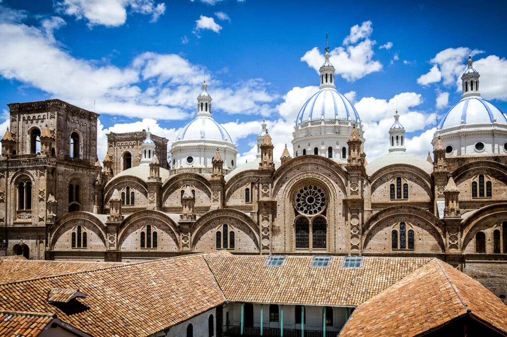 Vue rapprochée sur les dômes bleus et la façade en pierre de la Nouvelle Cathédrale de Cuenca en Équateur.