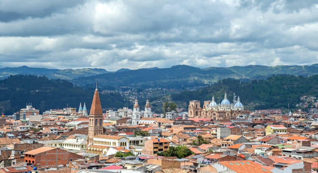 Vue panoramique de la ville de Cuenca avec ses toits rouges et la cathédrale aux dômes bleus en Équateur.