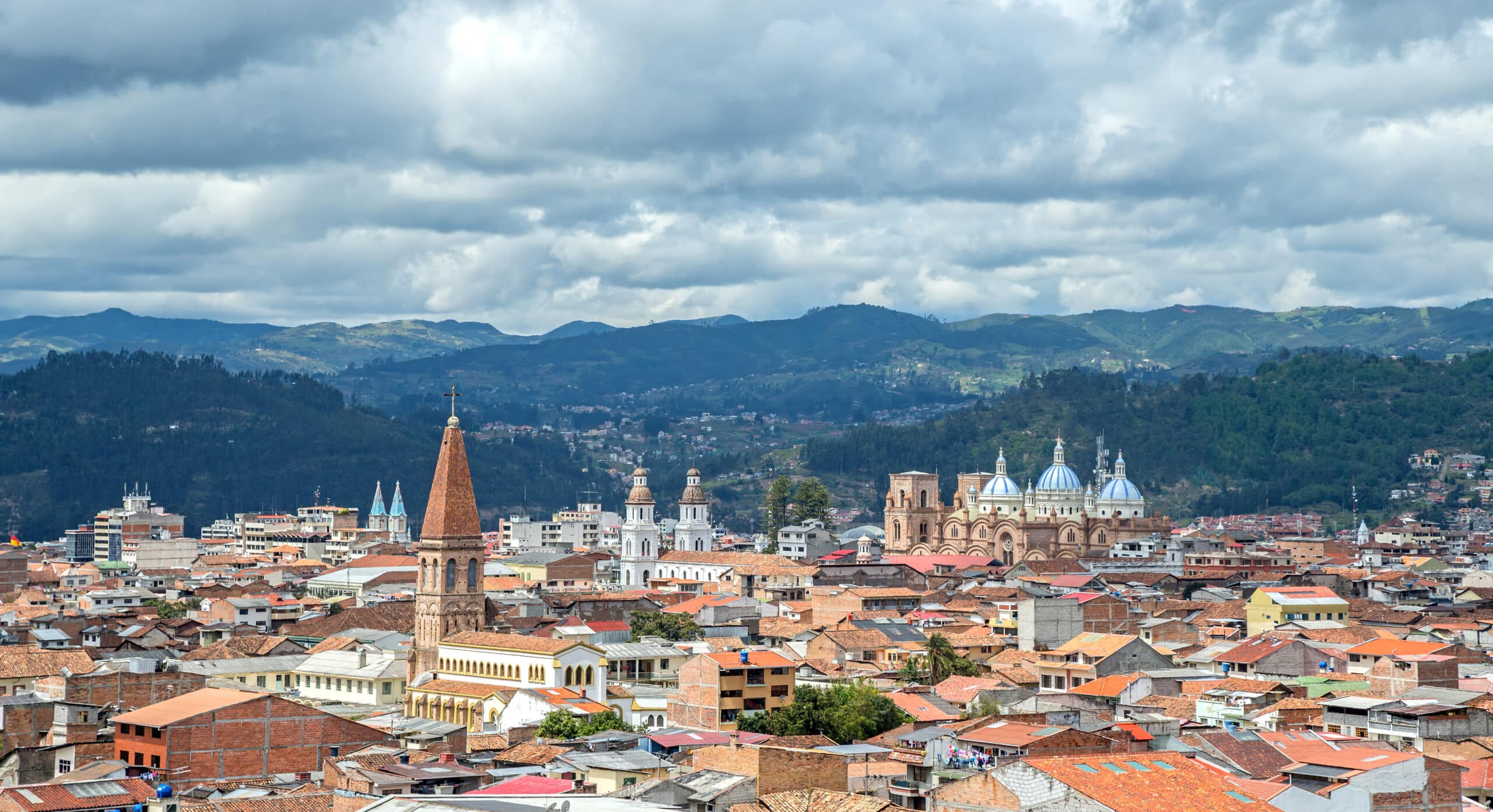 http://Vue%20panoramique%20de%20la%20ville%20de%20Cuenca%20avec%20ses%20toits%20rouges%20et%20la%20cathédrale%20aux%20dômes%20bleus%20en%20Équateur.