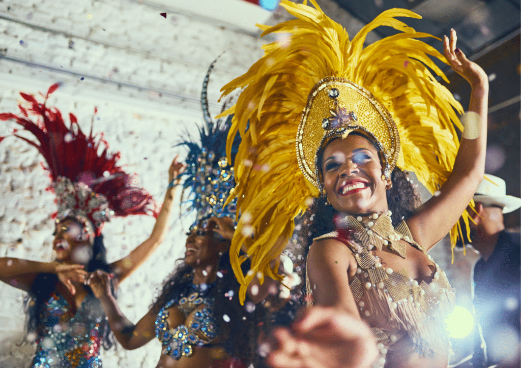 Danseuse de carnaval souriante portant une coiffe dorée à plumes et un costume orné