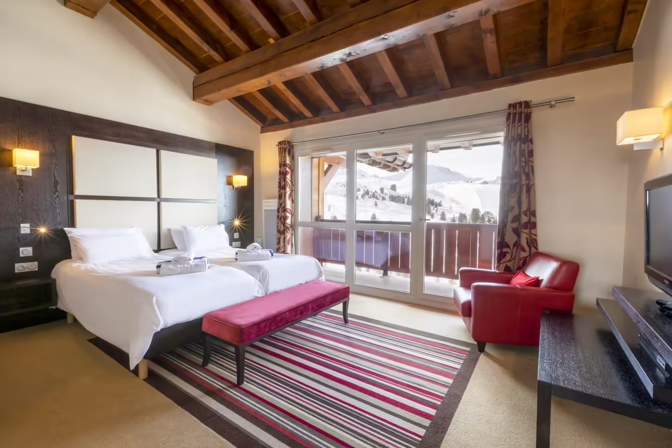 http://Chambre%20double%20lumineuse%20dans%20un%20hôtel%20alpin%20avec%20vue%20sur%20les%20pistes%20de%20ski