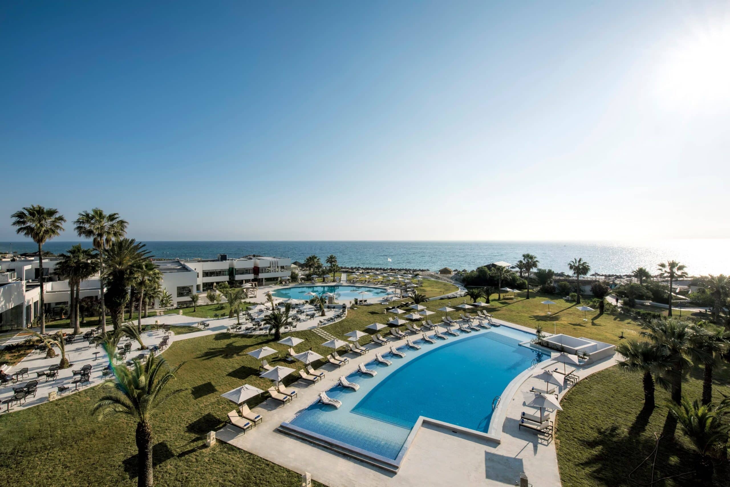 http://Vue%20aérienne%20d’un%20complexe%20hôtelier%20avec%20piscine%20face%20à%20la%20mer%20Méditerranée%20en%20Tunisie.
