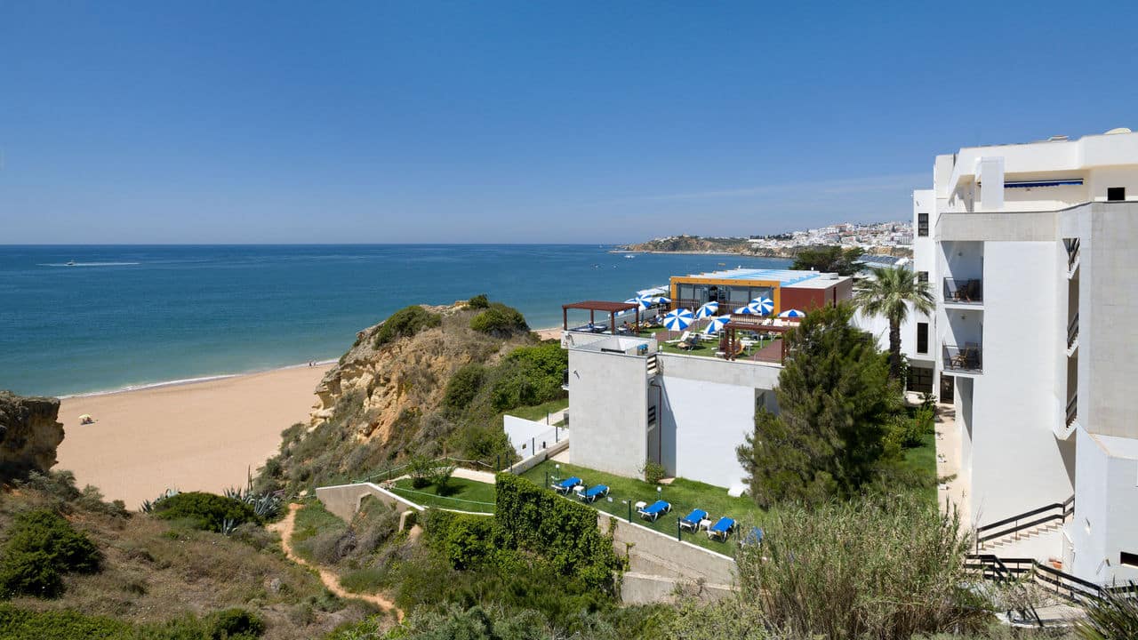 http://Vue%20aérienne%20sur%20les%20falaises%20et%20la%20plage%20d’Albufeira%20avec%20la%20mer%20à%20l’horizon