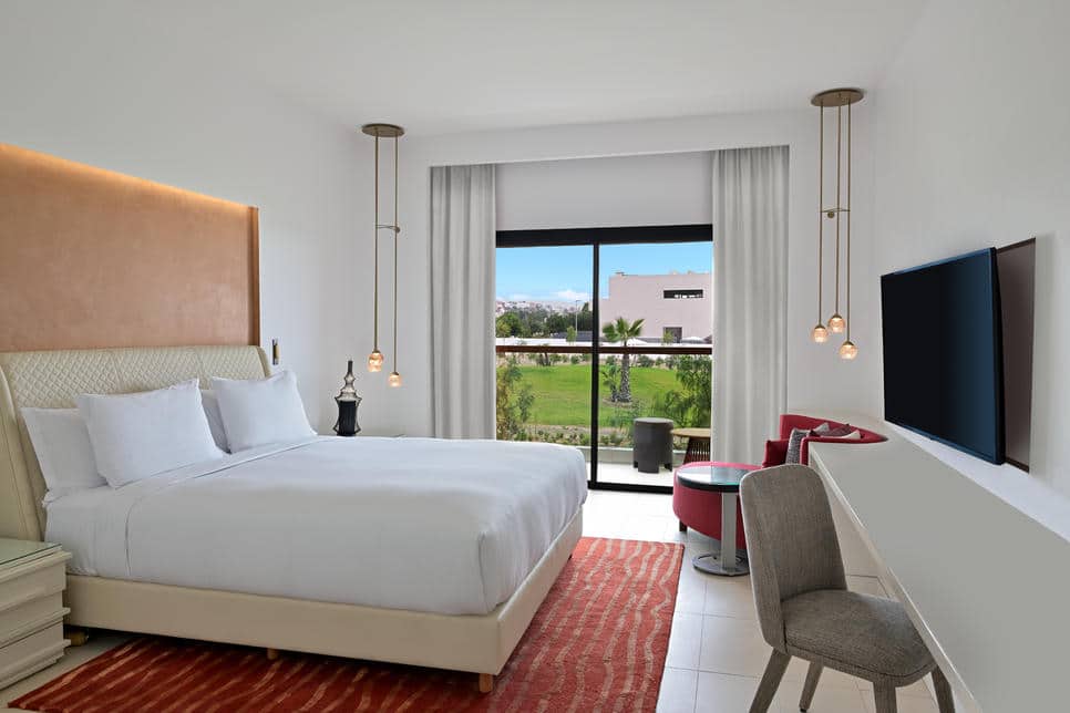 http://Chambre%20moderne%20avec%20lit%20double,%20balcon%20et%20vue%20sur%20un%20jardin%20verdoyant