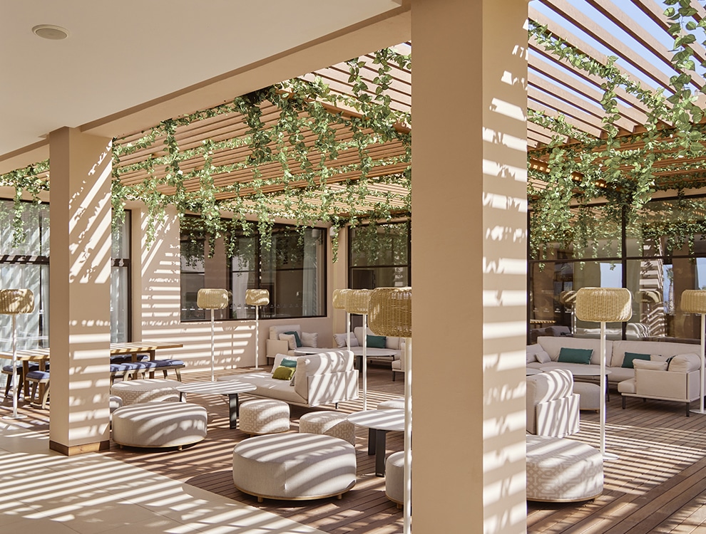 http://Terrasse%20lounge%20avec%20pergola%20en%20bois%20et%20feuillage%20suspendu