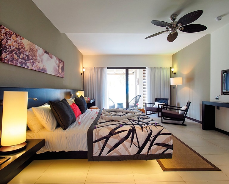 http://Chambre%20double%20avec%20décoration%20contemporaine,%20balcon%20et%20ventilateur%20plafond