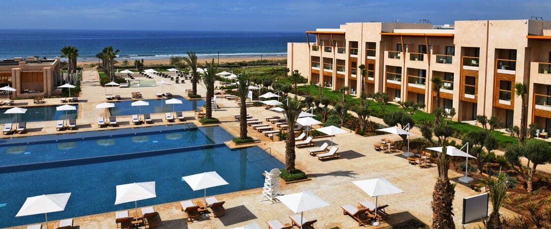 http://Hôtel%20moderne%20en%20bord%20de%20mer%20avec%20grandes%20piscines%20et%20palmiers