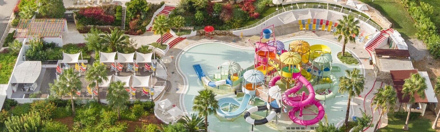 http://Parc%20aquatique%20avec%20toboggans%20colorés,%20piscines%20et%20espaces%20de%20détente%20pour%20les%20familles.