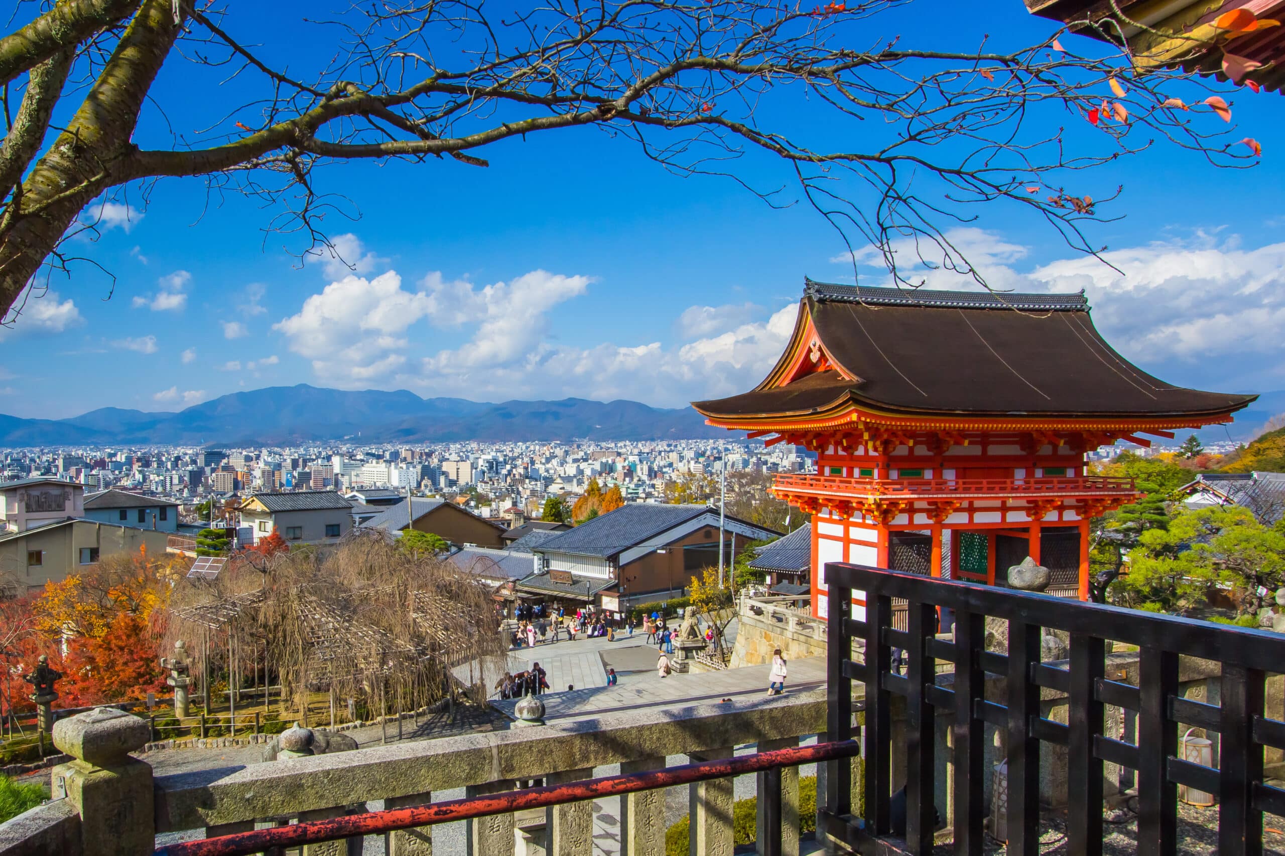 http://Vue%20panoramique%20de%20Kyoto%20depuis%20le%20temple%20Kiyomizu-dera%20avec%20son%20architecture%20traditionnelle%20et%20les%20montagnes%20en%20arrière-plan.